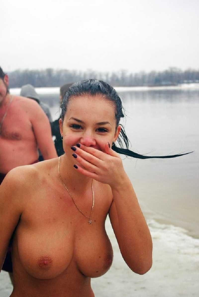Девушки в проруби без трусов