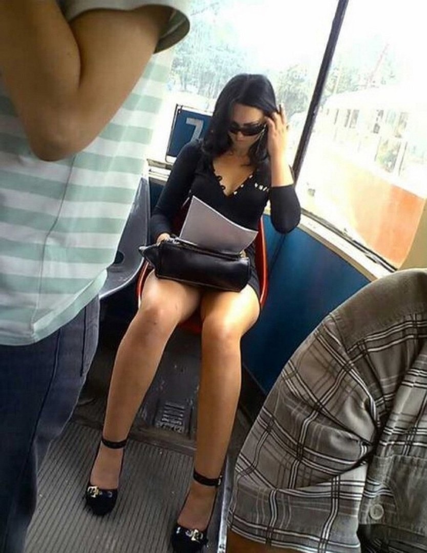 Девушка под юбкой в транспорте