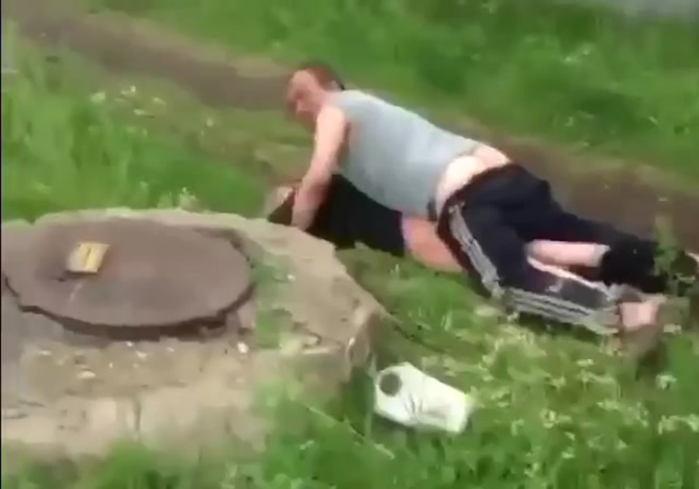 Алкаши ебутся на природе